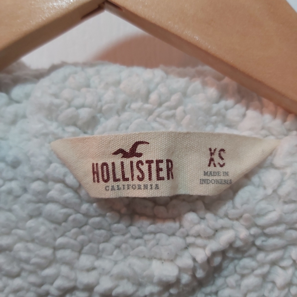 Hollister Sherpa Lined Quilted Puffer Vest. Size: XS, Color: Blue - Picture 4 of 8